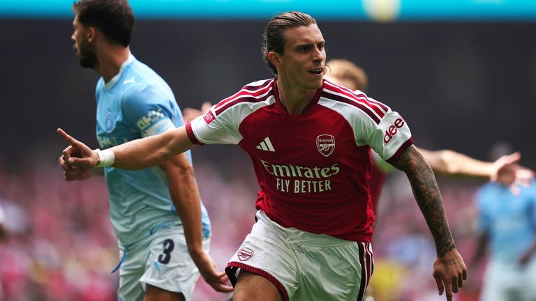 阿森纳的卡拉菲奥里庆祝进球